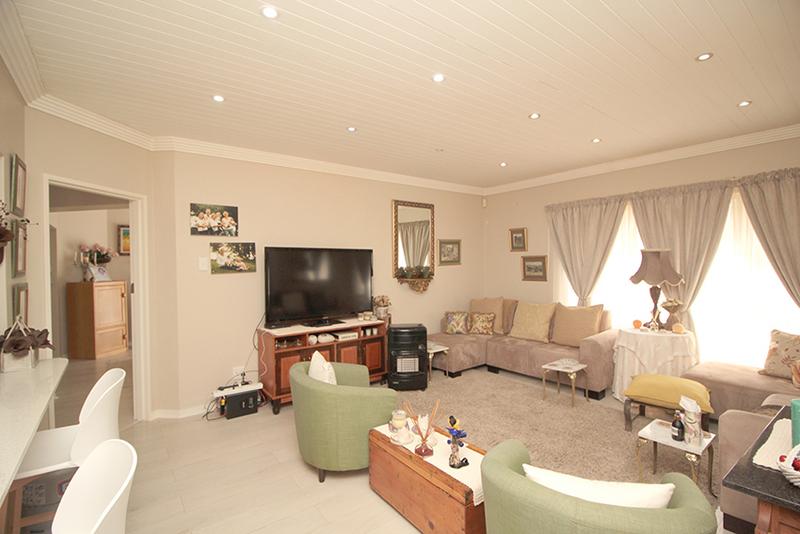 4 Bedroom Property for Sale in Hartenbos Heuwels Western Cape